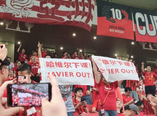 上海海港胜利受挫：球迷不满与主教练的考验