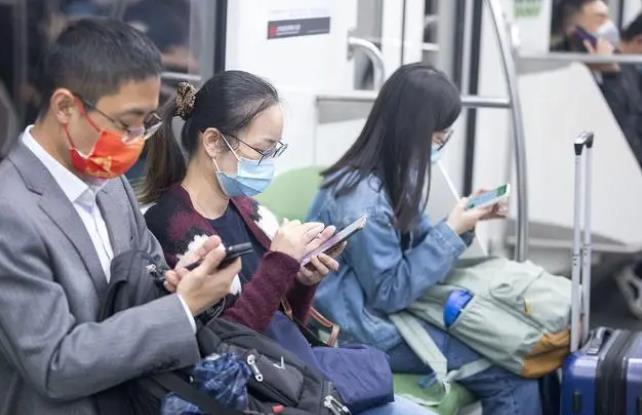 上海地铁女子自称市长孙女辱骂他人，官方回应引发热议