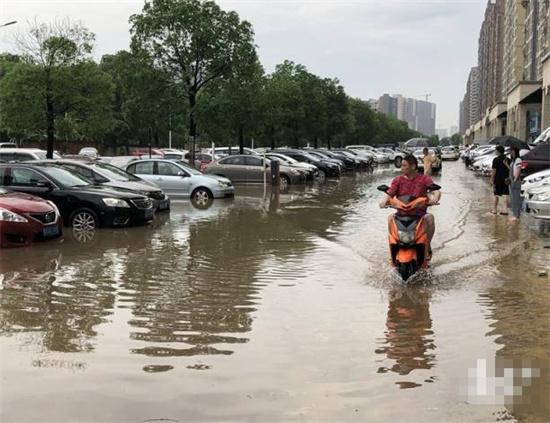 惊险！东莞暴雨中外卖小哥摔倒被水冲走，众人合力营救引发热议