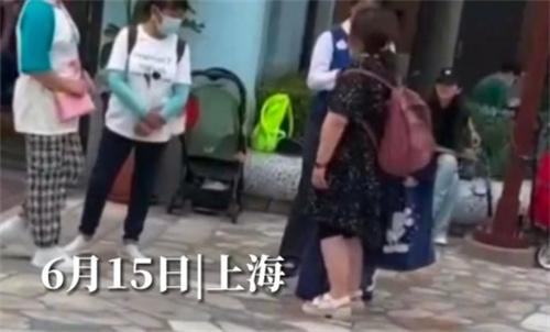 女子因快误机要求出租车开进迪士尼 遭拒绝崩溃