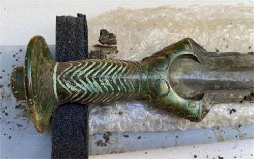 德国发现3000年前青铜剑 引发网友的质疑