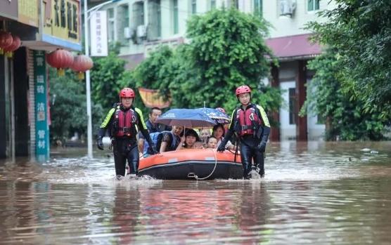 四川省多地暴雨袭击，组织大规模避险转移行动