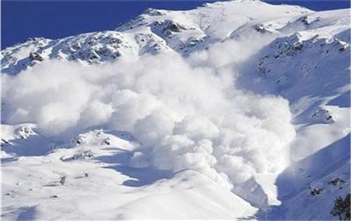 游客新疆旅游拍下雪崩全过程 游客兴奋尖叫 快拍照