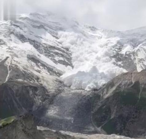壮丽景象！游客在新疆旅游目睹雪崩，惊声尖叫