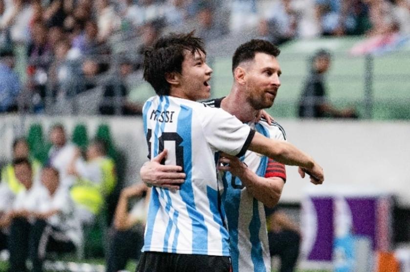 阿根廷球迷闯入球场拥抱梅西，学校与学生家长沟通处理
