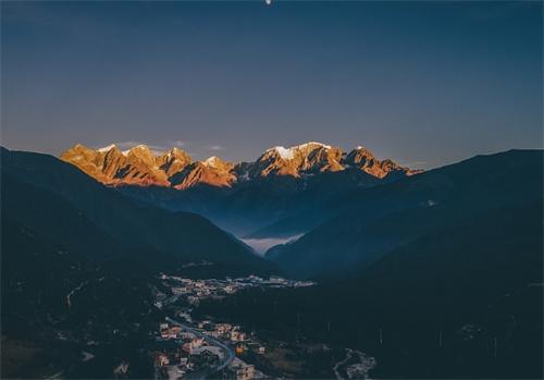 云南梅里雪山景区围墙争议，景点免费开放解决游客无法观赏景观问题