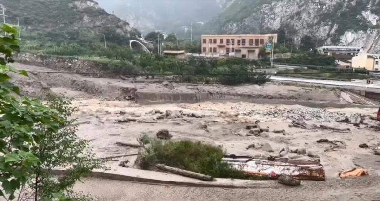 四川汶川山洪泥石流致失踪人员搜救持续 遗体发现带来家庭的失望与希望