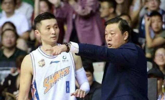 中国篮球传奇刘炜荣耀退役，上海男篮举行球衣退役仪式