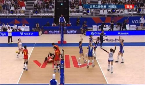 中国女排1-3不敌塞尔维亚女排 全员目睹对手欢呼庆祝