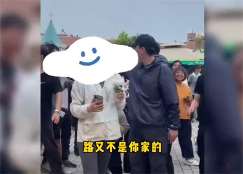 杨迪回应安保拦路影响行人被怼 道歉诚恳