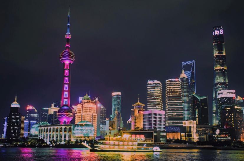 上海外滩夜景遭质疑：网友批评灯光太土，官方回应将重视改进