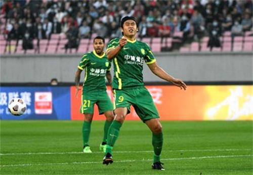 上海海港队2-1险胜北京国安 习惯性失误险些断送胜利