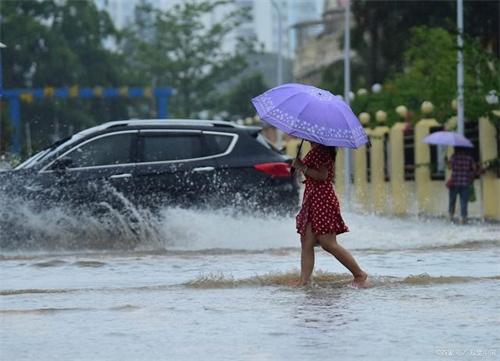湖南遇特大暴雨：市民街头抱团互救 怎样实施救援