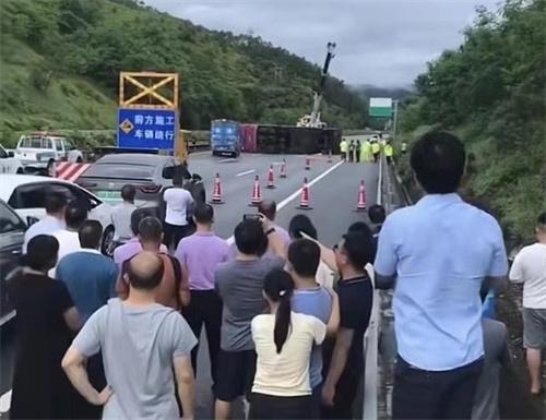 广东紫金县发生大巴车侧翻事故，多人受伤无人重伤，救援及交通恢复展开
