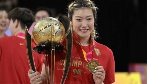 李梦率中国女篮夺得亚洲杯冠军，回归WNBA前面临家庭纠纷