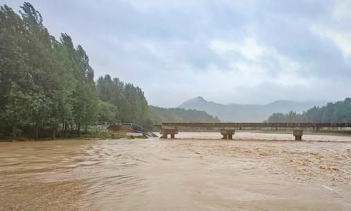 河南确山鸡山大桥事故：车辆被洪水冲走，1人获救4人失联