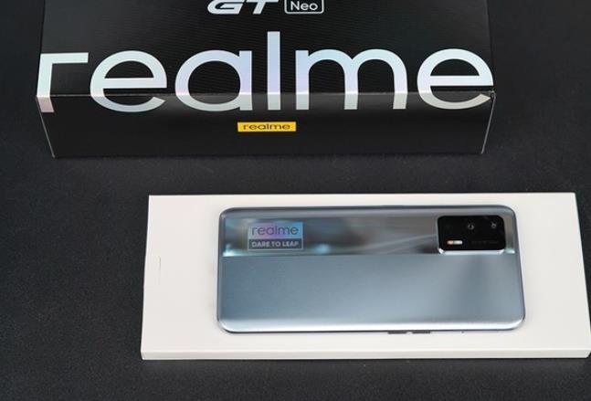 realme GT Neo 6系列参数曝光，6.74英寸超窄直屏、骁龙8 Gen 2处理器，两款续航版本