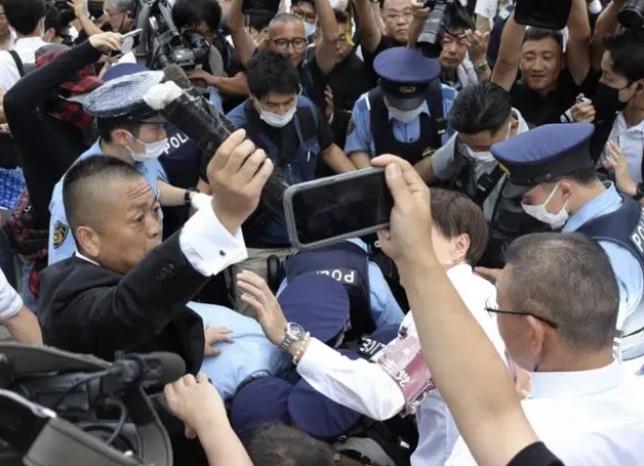 安倍晋三遇刺一周年默哀仪式现场骚乱：男子手持类似枪械物品被警方带走