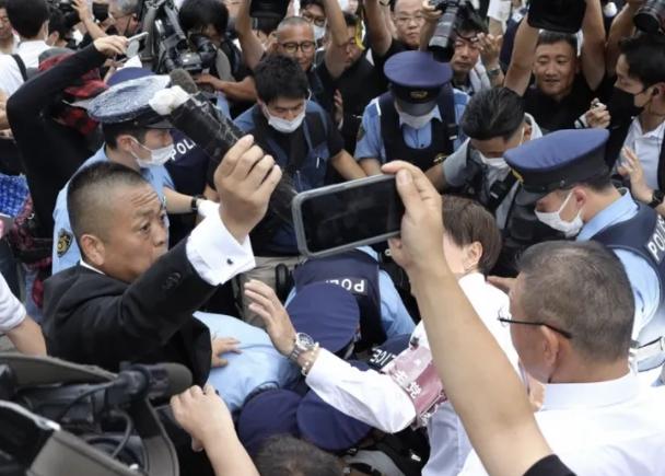 安倍晋三一周年祭祀活动发生男子接近献花台被制服