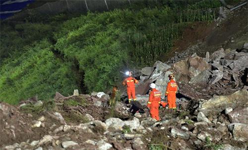湖北宜昌山体滑坡事故：应急管理部紧急救援，多人受伤失联