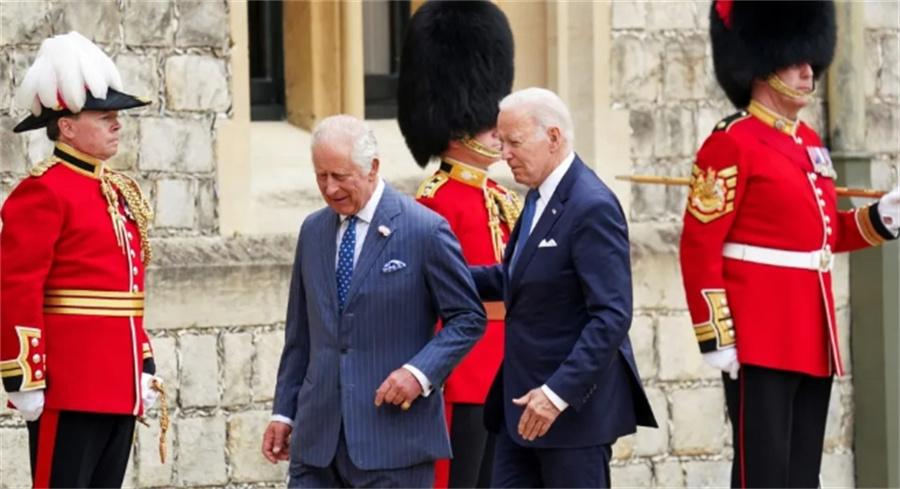 外媒报道：拜登在见英国王时的拍后背和走前头举动引发王室礼仪'失礼'质疑