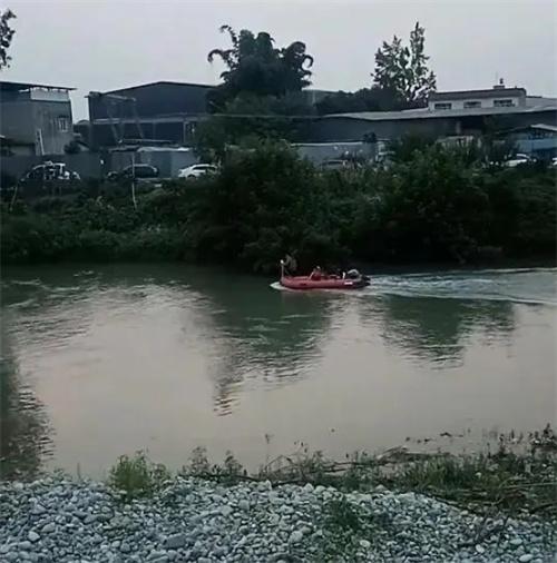 成都毗河落水失联事件：女子获救，两男子失联，搜救仍在进行