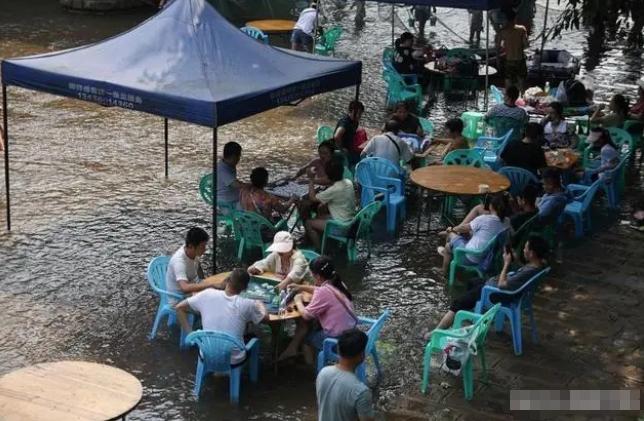 河南新乡遭暴雨袭击！宾客积水中享用盛宴，引发网友热议