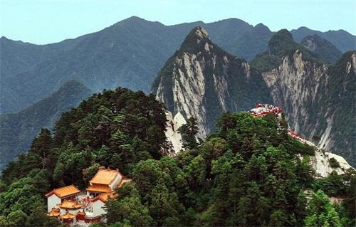 【华山景区发布大风蓝色预警】游客应警惕大风风险，景区采取多项安全措施