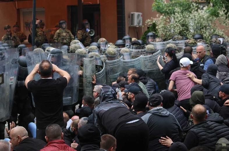 冲突升级：科索沃塞族抗议者袭击市政大楼，数十名北约维和人员受伤，3人伤势严重