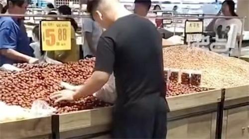 男子把小孩放进超市红枣堆玩耍 超市回应红枣进行更换