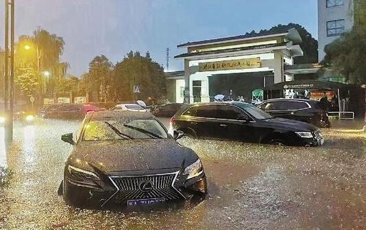 杭州暴雨：短时暴雨致多处道路积水，雨水倒灌车辆被淹