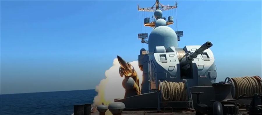 俄国防部：黑海舰队举行导弹演习，摧毁舰船目标