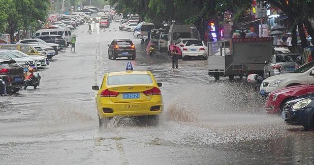 重庆遭遇强降雨，市民共渡雨水难关，交通受阻局部地区面临地质灾害风险