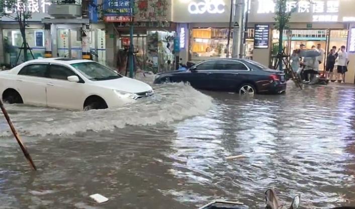 上海特大暴雨下的罕见景象：高架桥成为“高架河”车流奇观