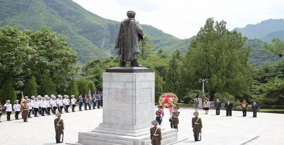 金正恩亲自前往中国人民志愿军烈士陵园，向英勇烈士致以崇高敬意