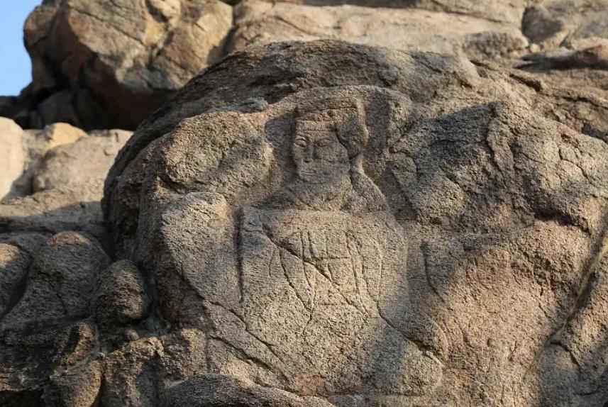 失窃文物悲剧：陕西黄陵摩崖造像头部遭遇抛弃命运