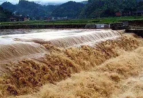 直击京津冀的强降雨使局地山洪暴发 强降雨导致山洪爆发