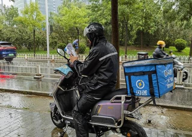 台风“杜苏芮”袭击北京，特大暴雨引发水患，陆军直升机紧急空投救援物资