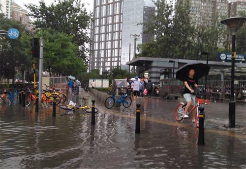 北京持续暴雨60小时 暴雨下城市流淌温情