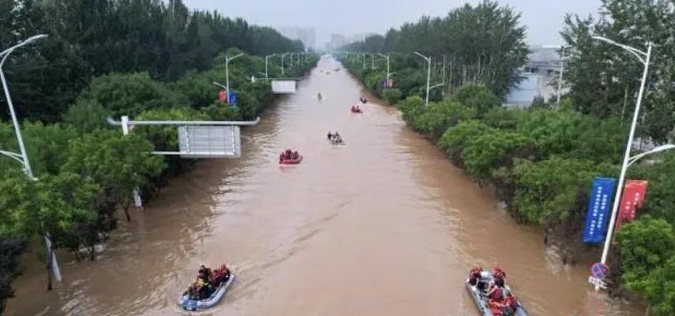 涿州救援见闻：“从未想过，有一天会在这条路上坐船”