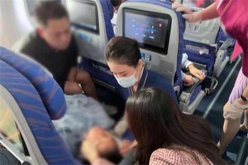 孩子在飞机上突然抽搐 广州医生按压穴位及时救回