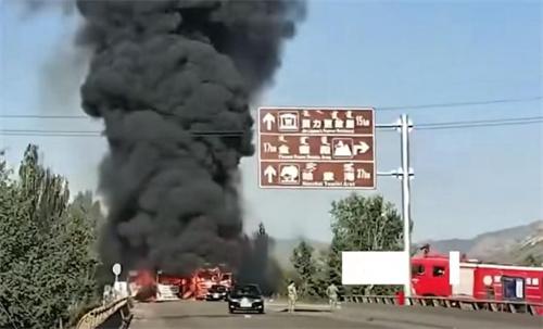 内蒙古多车相撞发生爆燃 致2死5伤 正调查事故原因