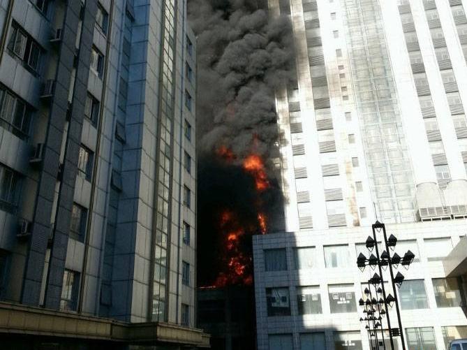 天津海光寺地铁站附近大厦突发火灾，消防紧急救援展开