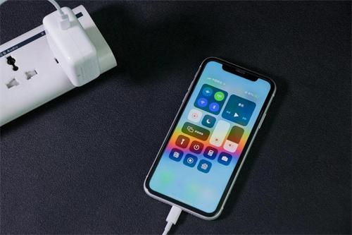 苹果 iPhone 15 Pro  USB-C 数据线曝光