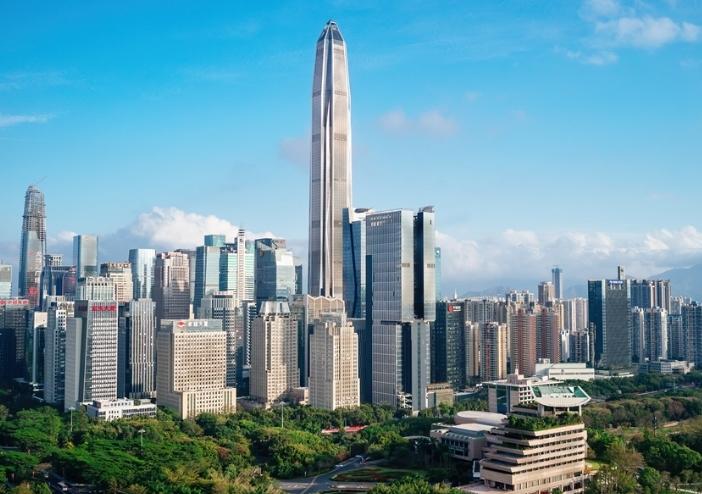 香港游客暑期涌入深圳超900万次，引发“挤爆”现象，本地人感叹“我在香港？”