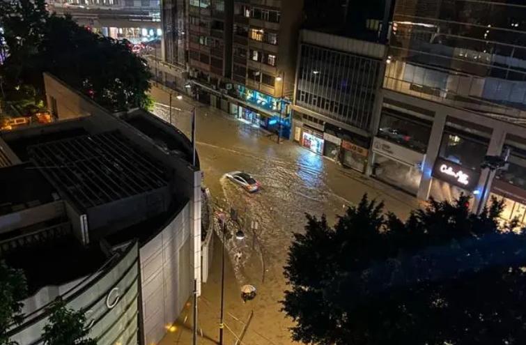 香港海葵残余暴雨席卷，市民坚韧抗洪