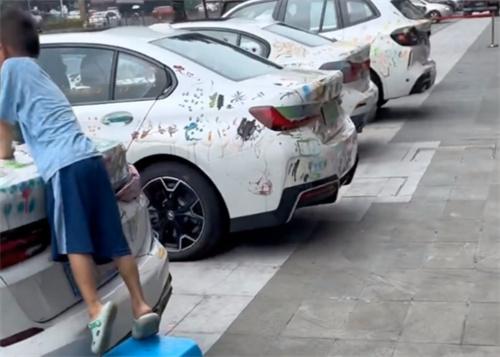 4S店回应多个孩子给整排车辆涂鸦 颜料都可以洗掉