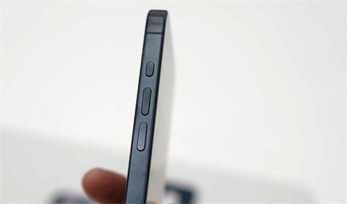 消息称苹果iPhone 15 Pro 系列机型存在变色和吸指纹的问题