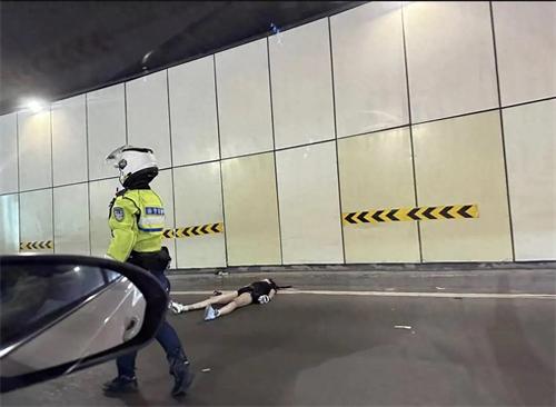 网红女摩托车手在重庆一隧道内身亡 官方证实该消息
