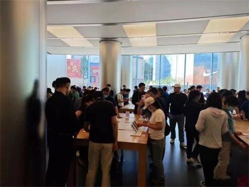 北京苹果门店需要排队取货 两款Pro型号供不应求